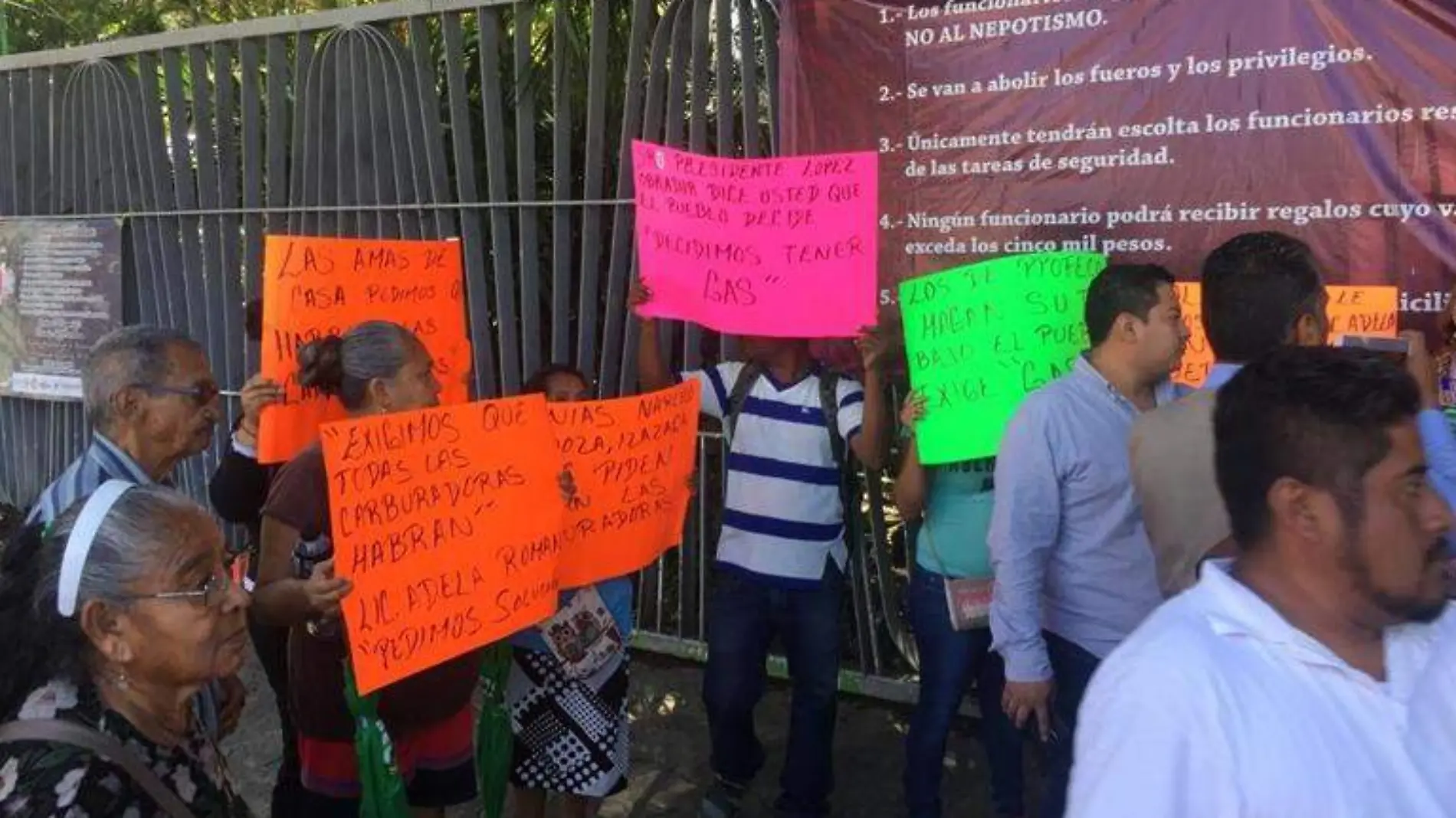 Acapulco - protestan en el ayuntamiento por expendios de gas LP